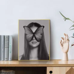 Bild FRAU MIT SCHMETTERLING