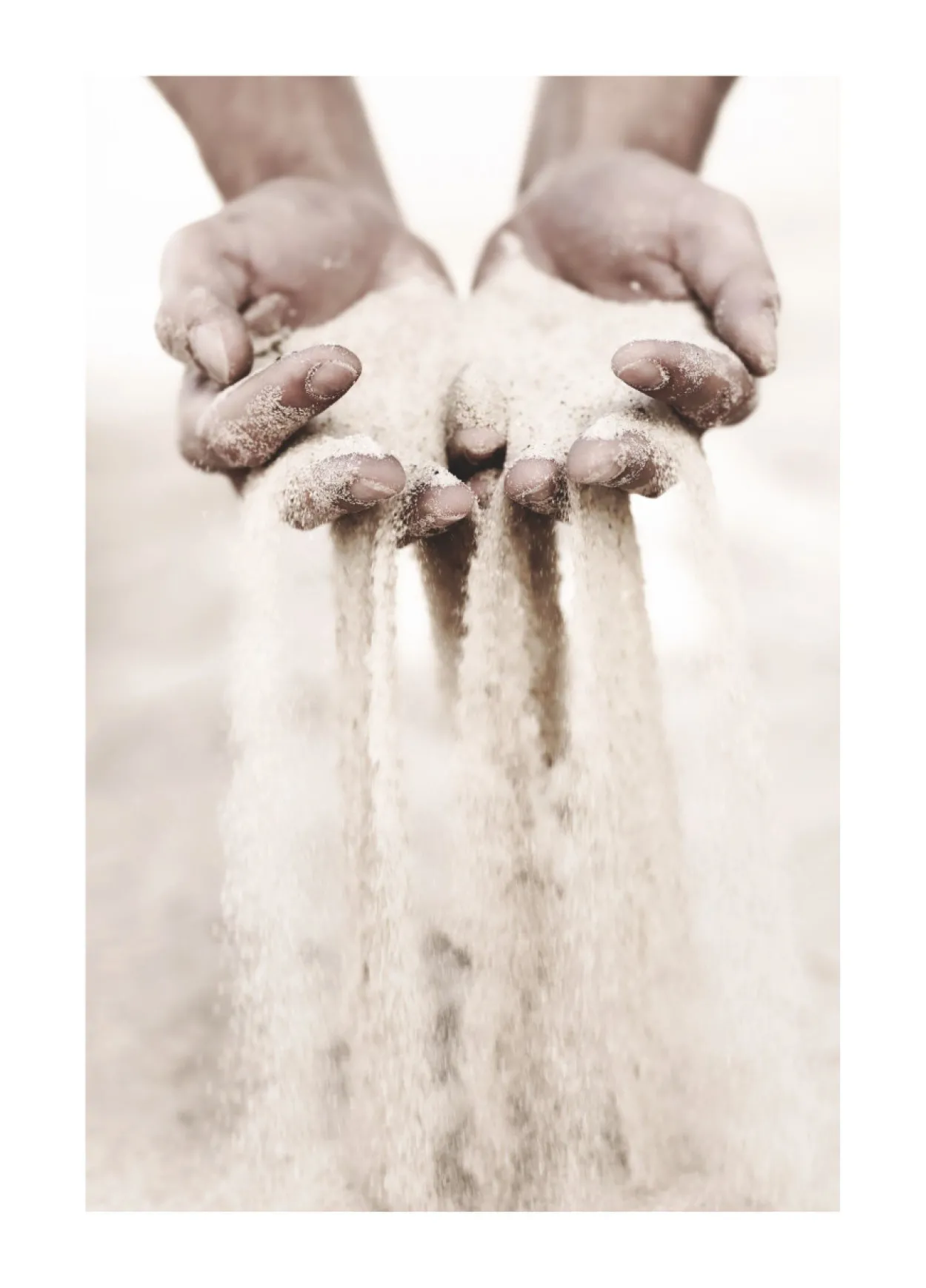 Bild HANDS IN SAND